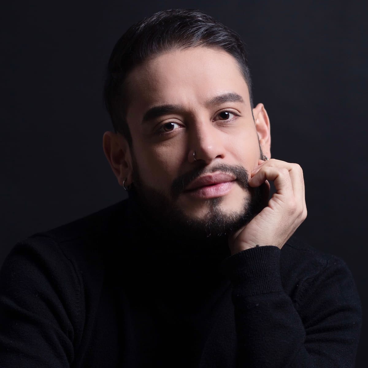 Luis Hernández-Luque pasó de cantar en una zona rural de Floridablanca a formarse en Viena y actuar en grandes escenarios de Europa. Ahora vuelve a Bucaramanga con una gala que une ópera, memoria e identidad santandereana.