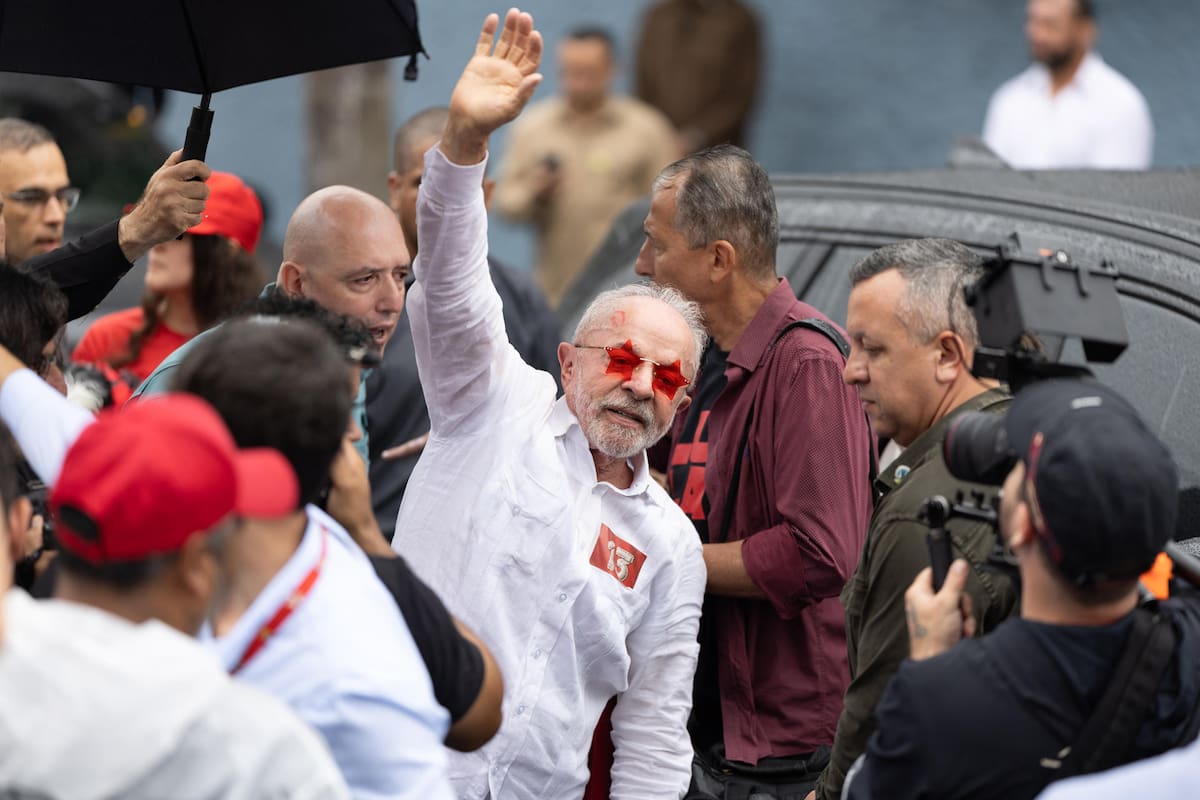 El presidente de Brasil y candidato a la reelección Luiz Inácio Lula da Silva saluda a sus seguidores tras votar en la segunda vuelta de las elecciones presidenciales este domingo, en la Escuela Estatal João Firmino Correia de Araújo, en São Bernardo do Campo, en el estado de São Paulo (Brasil). EFE/ Isaac Fontana