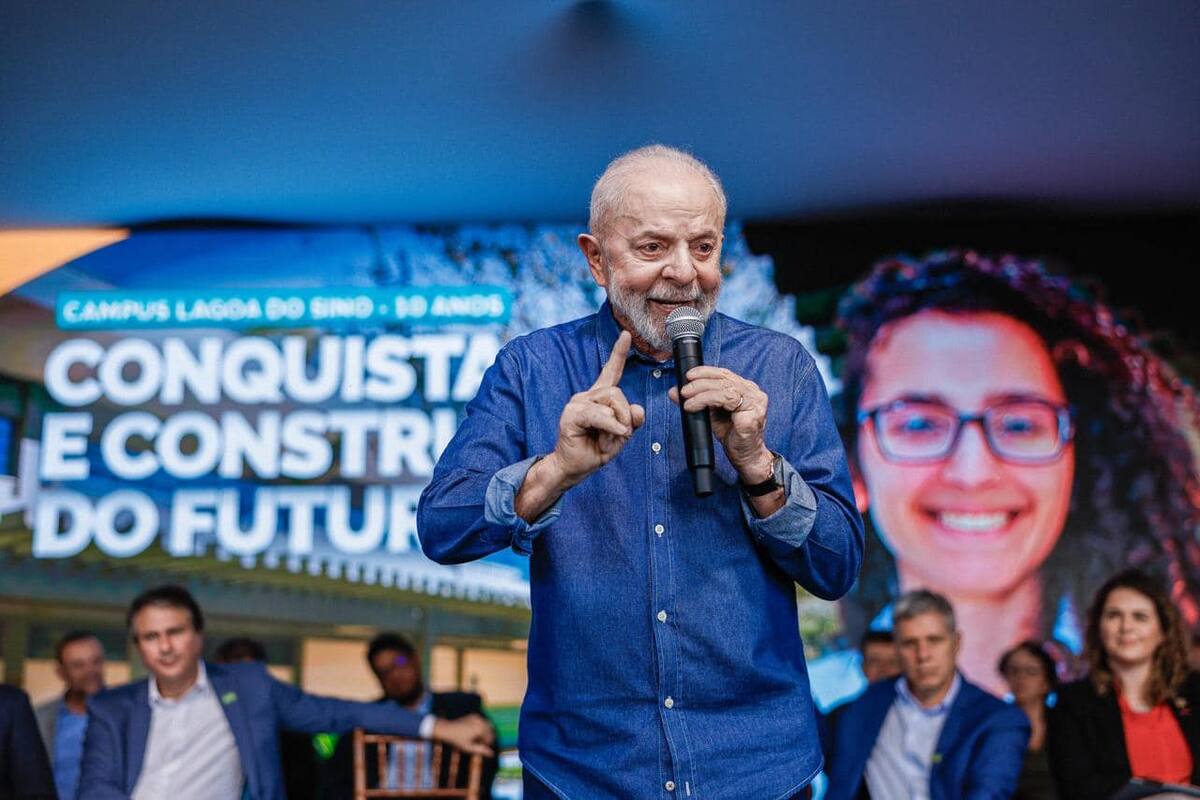 Lula es operado con "éxito" por segunda vez y está despierto, según los médicos.