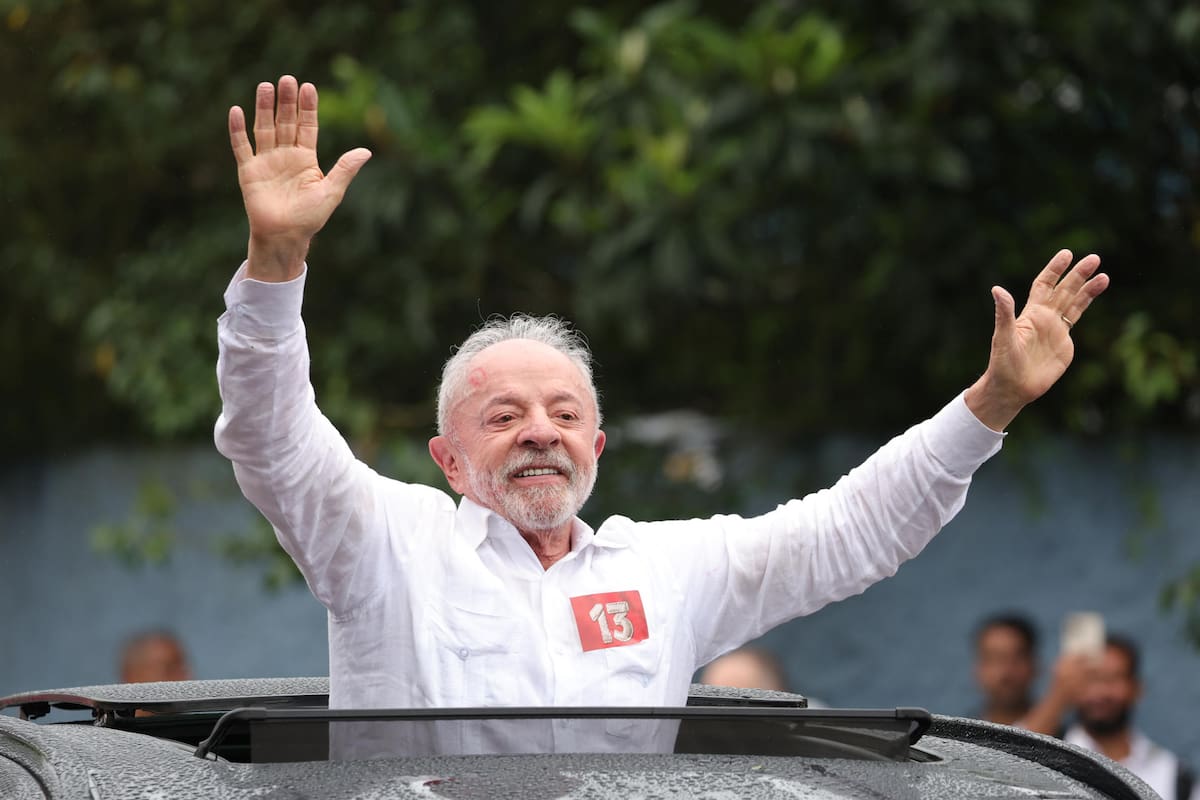 El presidente de Brasil Luiz Inácio Lula da Silva saluda a sus seguidores tras votar en la segunda vuelta de las elecciones presidenciales este domingo, en la Escuela Estatal João Firmino Correia de Araújo, en São Bernardo do Campo, en el estado de São Paulo (Brasil). EFE/ Sebastiao Moreira