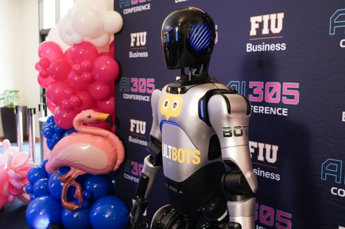 Un robot humanoide llegará a hoteles y restaurantes para atender a los clientes, responder preguntas, recomendar comercios y comunicarse en hasta 80 idiomas. Su tecnología busca transformar la experiencia de servicio en el sector turístico y gastronómico.