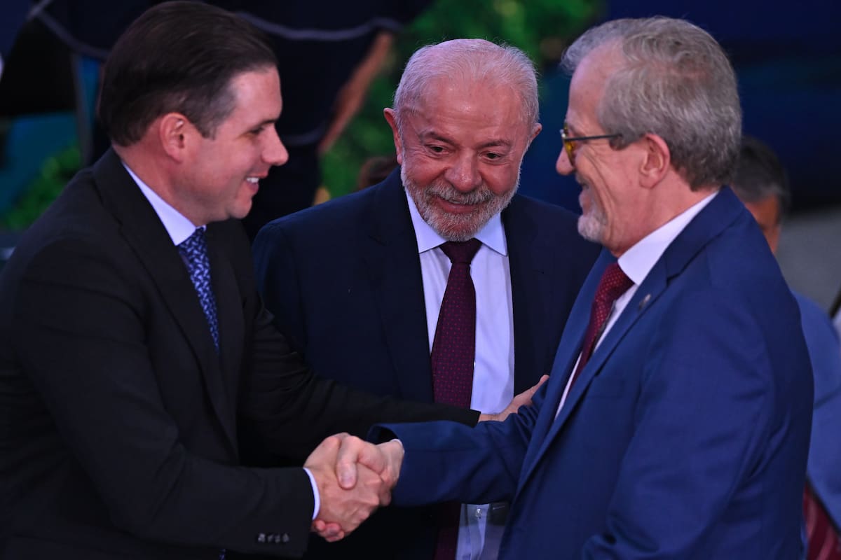 AME557. BRASILIA (BRASIL), 10/06/2026.- El presidente de Brasil, Luiz Inácio Lula da Silva (c), junto al presidente de la Camara de Diputados, Hugo Motta (i) y el ministro de Medio Ambiente, João Paulo Capobianco, asisten a un evento este miércoles, en el Palacio del Planalto en Brasilia (Brasil). Lula anunció este un paquete de medidas ambientales con inversiones millonarias para fortalecer su estrategia de protección ambiental, combatir el cambio climático e impulsar el desarrollo sostenible. EFE/ Andre Borges