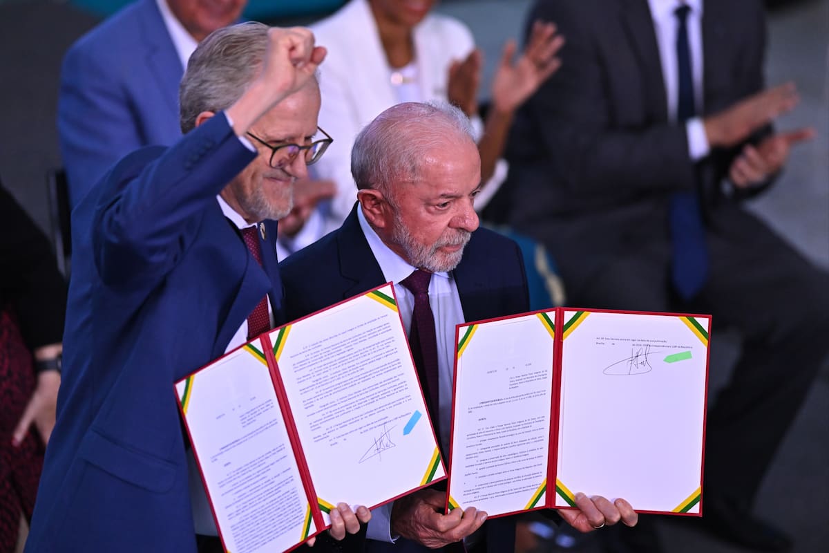 AME557. BRASILIA (BRASIL), 10/06/2026.- El presidente de Brasil, Luiz Inácio Lula da Silva (d), junto al ministro de Medio Ambiente, João Paulo Capobianco, sostienen documentos durante un evento este miércoles, en el Palacio del Planalto en Brasilia (Brasil). Lula anunció un paquete de medidas ambientales con inversiones millonarias para fortalecer su estrategia de protección ambiental, combatir el cambio climático e impulsar el desarrollo sostenible. EFE/ Andre Borges