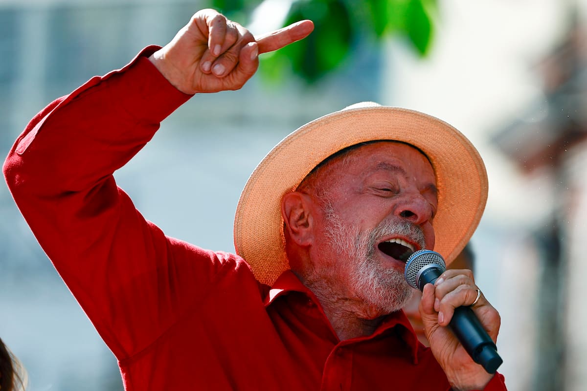 El presidente de Brasil y candidato a la reelección, Luiz Inácio Lula da Silva, fue captado este 16 de octubre, durante un acto de campaña, en Juiz de Fora, en el estado de Minas Gerais (Brasil). EFE/Andre Coelho