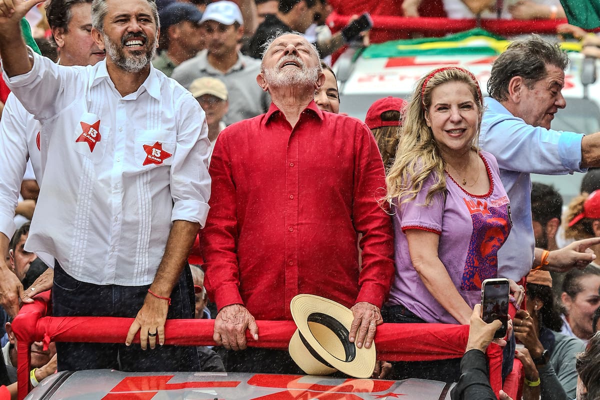 AME1375. FORTALEZA (BRASIL), 29/09/2026.- El presidente de Brasil y candidato a la reelección, Luiz Inácio Lula da Silva (c), reacciona cuando empieza a llover durante un acto de campaña este martes en Fortaleza (Brasil). EFE/Jarbas Oliveira