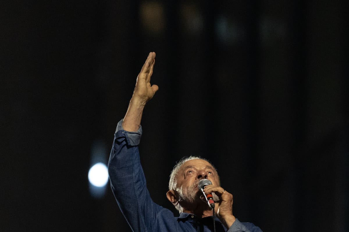El presidente de Brasil, Luiz Inácio Lula da Silva (i), quien ganó la segunda vuelta de las elecciones con un 51,79 % de los votos, frente al 48,21 % del senador ultraderechista Flávio Bolsonaro, habla frente a simpatizantes, en Sao Paulo (Brasil). EFE/ Isaac Fontana