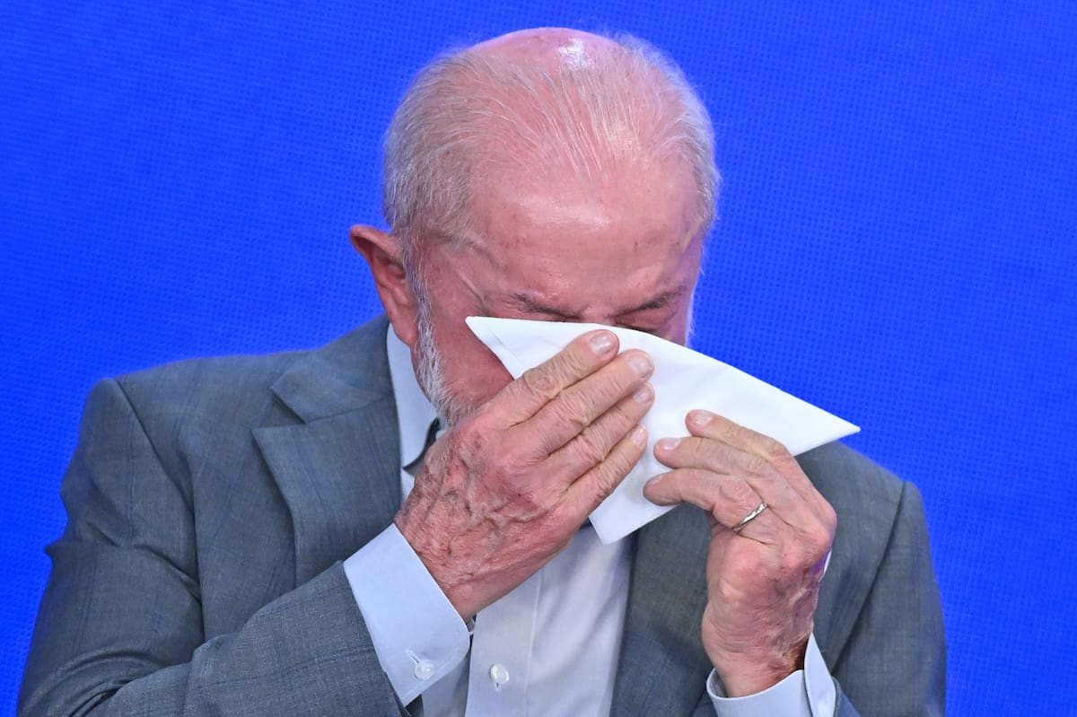 El presidente de Brasil, Luiz Inácio Lula da Silva, asiste a la sanción del proyecto de ley que establece nuevos límites de facturación para microempresarios y la presentación de una propuesta de enmienda constitucional para establecer la tarifa cero en el transporte público los fines de semana y días festivos, este miércoles, en el Palacio del Planalto, en Brasilia (Brasil). EFE/ Andre Borges