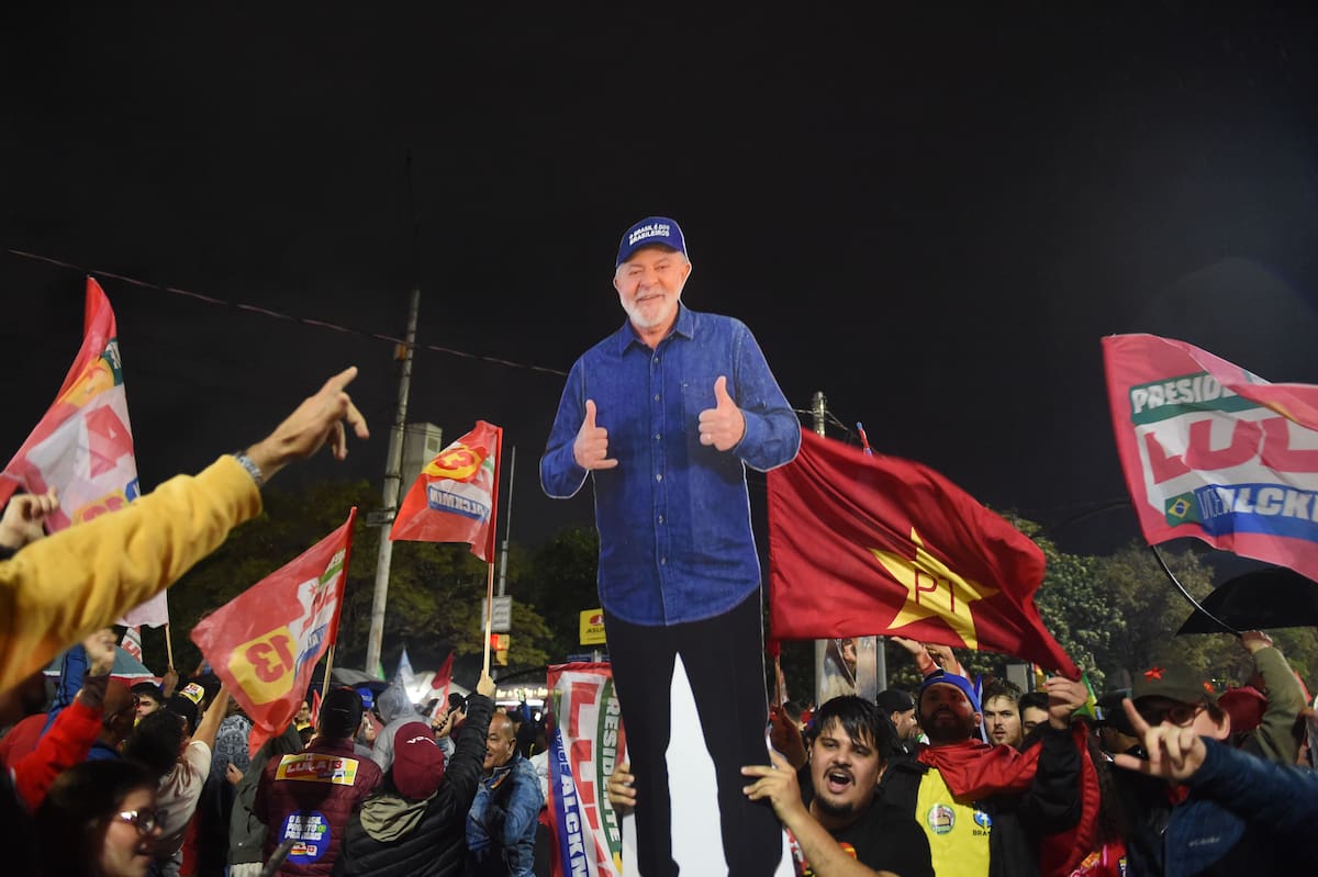 Simpatizantes del candidato a la presidencia de Brasil, Flávio Bolsonaro, celebran, en Porto Alegre (Brasil). Lula da Silva afirmó que ganó las elecciones "junto con el pueblo brasileño", después de imponerse por el 52 % de los votos frente al 48 % de su rival Flávio Bolsonaro. EFE/ Ricardo Rimoli