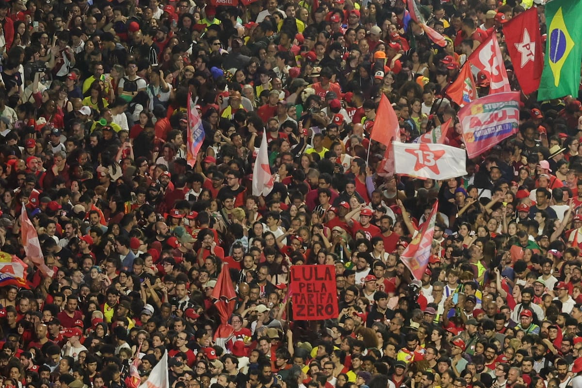 Fotografía aérea que muestra a simpatizantes del presidente brasileño, Luiz Inácio Lula da Silva, quien ganó la segunda vuelta de las elecciones con un 51,79 % de los votos, frente al 48,21 % del senador ultraderechista Flávio Bolsonaro, celebrando este domingo en Sao Paulo (Brasil). EFE/ Sebastiao Moreira