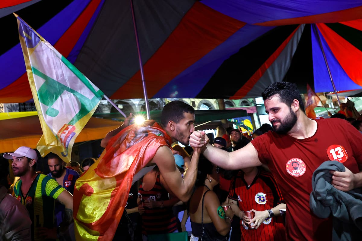 Simpatizantes del presidente de Brasil, Luiz Inácio Lula da Silva, celebran este domingo, en Río de Janeiro (Brasil). Lula da Silva, ganó la segunda vuelta de las elecciones con un 51,74 % de los votos, frente al 48,26 % del senador ultraderechista Flávio Bolsonaro, en una remontada inédita en la historia democrática del país, según los resultados oficiales con el 97,69 % de las urnas escrutadas. EFE/ Andre Coelho