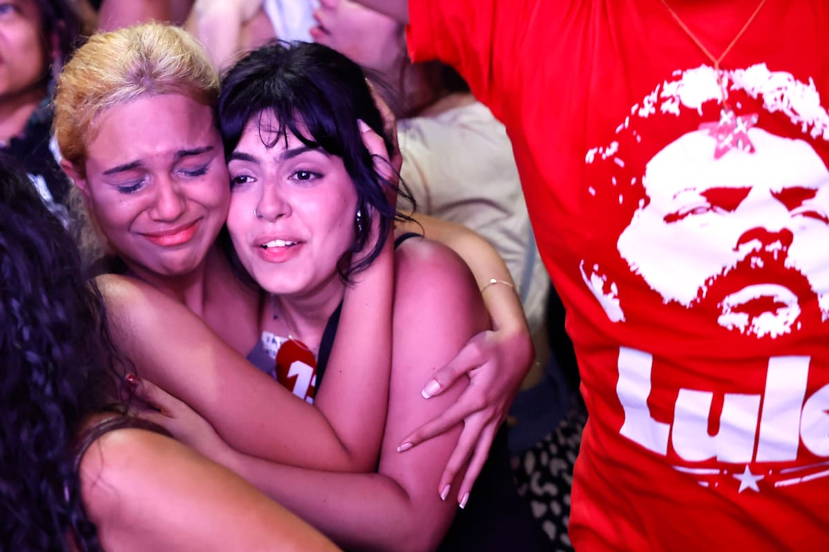 Simpatizantes del presidente de Brasil, Luiz Inácio Lula da Silva, celebran este domingo, en Río de Janeiro (Brasil). Lula da Silva, ganó la segunda vuelta de las elecciones con un 51,74 % de los votos, frente al 48,26 % del senador ultraderechista Flávio Bolsonaro, en una remontada inédita en la historia democrática del país, según los resultados oficiales con el 97,69 % de las urnas escrutadas. EFE/ Andre Coelho