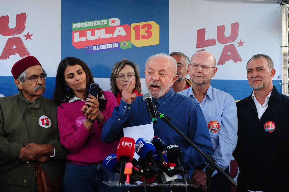 AME7636. PORTO ALEGRE (BRASIL), 19/10/2026.- El presidente de Brasil y candidato a la reelección, Luiz Inácio Lula da Silva (c), habla durante una rueda de prensa en un acto de campaña este lunes, en Porto Alegre (Brasil). Lula da Silva volvió a desafiar a su rival en la segunda vuelta electoral, el ultraderechista Flávio Bolsonaro, a levantar el secreto de sus comunicaciones telefónicas y abrir sus cuentas bancarias. EFE/ Ricardo Rimoli