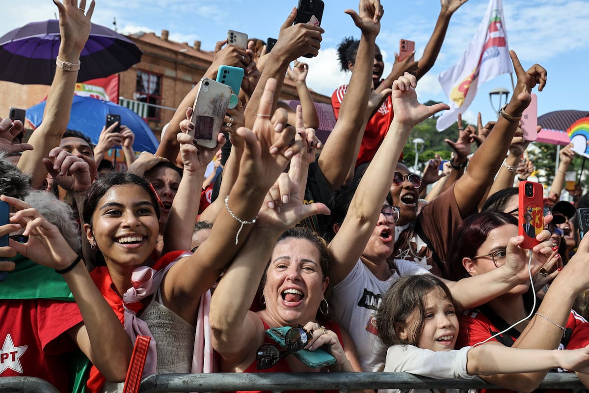 Seguidores del presidente de Brasil y candidato a la reelección, Luiz Inácio Lula da Silva, participan en un acto de campaña este viernes, en Juiz de Fora, en el estado de Minas Gerais (Brasil). Lula se dirigió a las miles de personas y les conminó a hacer un "mayor esfuerzo" para "convencer" a los indecisos, e ir a sus casas para acompañarlos a las urnas el próximo 25 de octubre. EFE/ Andre Coelho