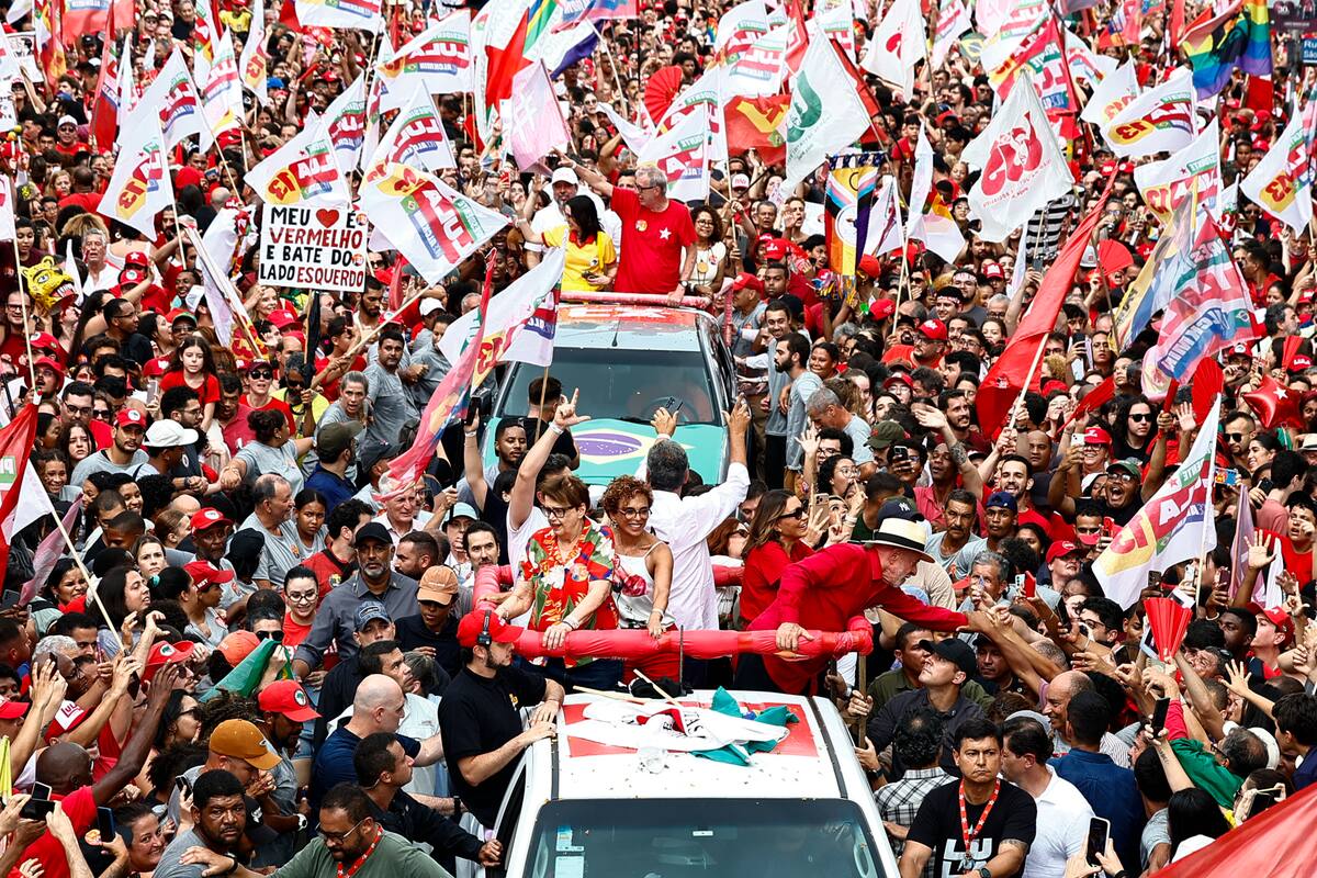 El presidente de Brasil y candidato a la reelección, Luiz Inácio Lula da Silva, saluda a sus seguidores durante un acto de campaña este viernes, en Juiz de Fora, en el estado de Minas Gerais (Brasil). Lula se dirigió a las miles de personas que acudieron a un mitin en el municipio de Juiz de Fora y les conminó a hacer un "mayor esfuerzo" para "convencer" a los indecisos, e ir a sus casas para acompañarlos a las urnas el próximo 25 de octubre. EFE/ Andre Coelho