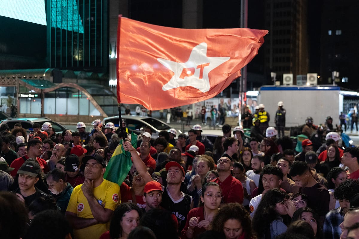 Simpatizantes del presidente de Brasil y candidato a la reelección, Luiz Inácio Lula da Silva, reaccionan luego de conocer los resultados oficiales de los comicios celebrados este domingo, con el 98,36 % del censo escrutado, en São Paulo (Brasil). EFE/ Isaac Fontana