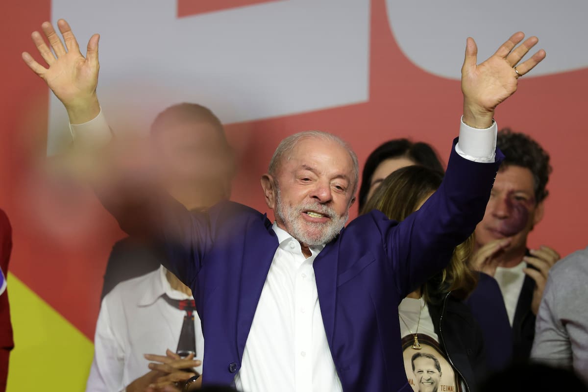 AME3007. SÃO BERNARDO DO CAMPO (BRASIL), 04/10/2026.- El presidente de Brasil y candidato a la reelección, Luiz Inácio Lula da Silva, celebra luego de pronunciar un discurso este domingo, en Sao Bernardo do Campo (Brasil). EFE/ Sebastiao Moreira