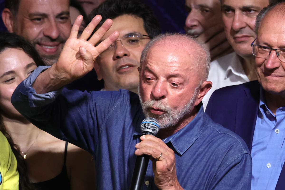 El presidente de Brasil, Luiz Inácio Lula da Silva, pronuncia un discurso al ganar las elecciones presidenciales de Brasil este domingo, en el Hotel Intercontinental en Sao Paulo (Brasil). Lula da Silva afirmó que, en estos comicios, han tenido que vencer "la intromisión" del exterior que vino "a través de las plataformas digitales" y dijo que habrá que "regular" a las grandes plataformas digitales. EFE/ Sebastiao Moreira
