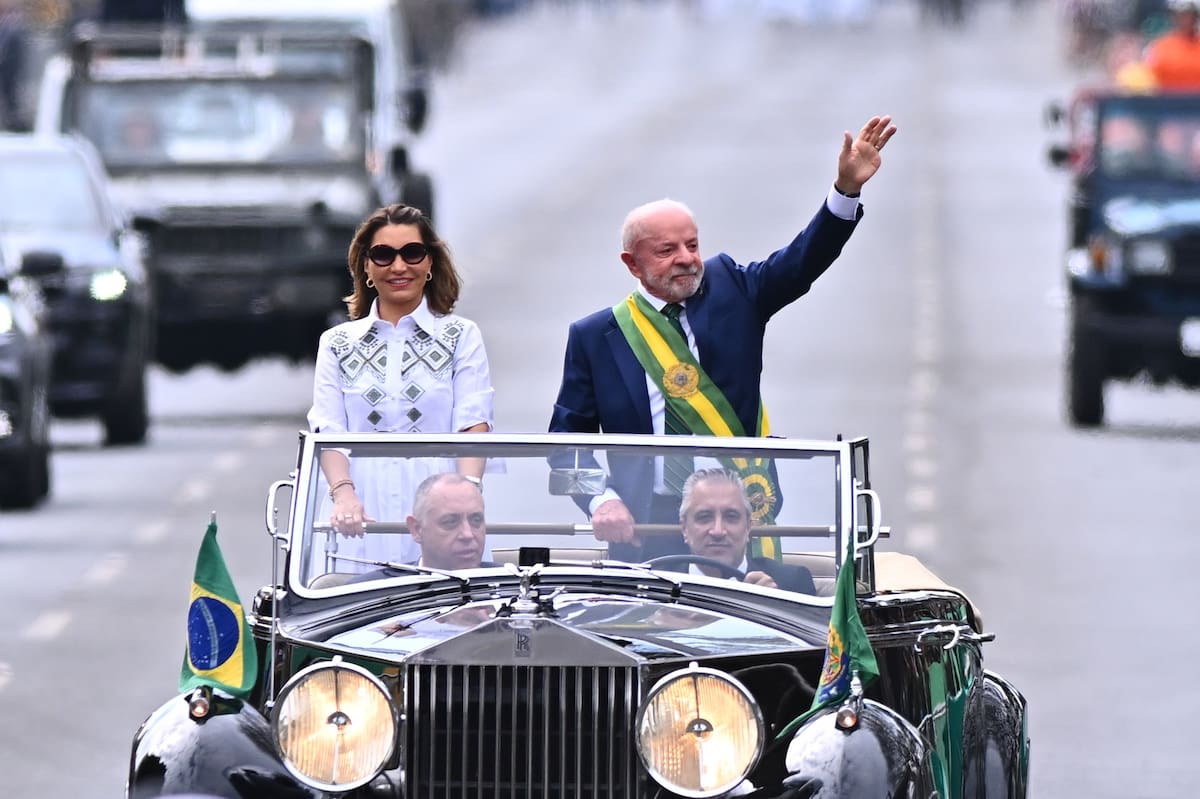 El presidente de Brasil, Luiz Inácio Lula da Silva (d) acompañado de la primera dama, Rosângela Lula da Silva, participan durante el desfile del Día de la Independencia en la Explanada de los Ministerios este lunes en Brasilia (Brasil). EFE/Andre Borges