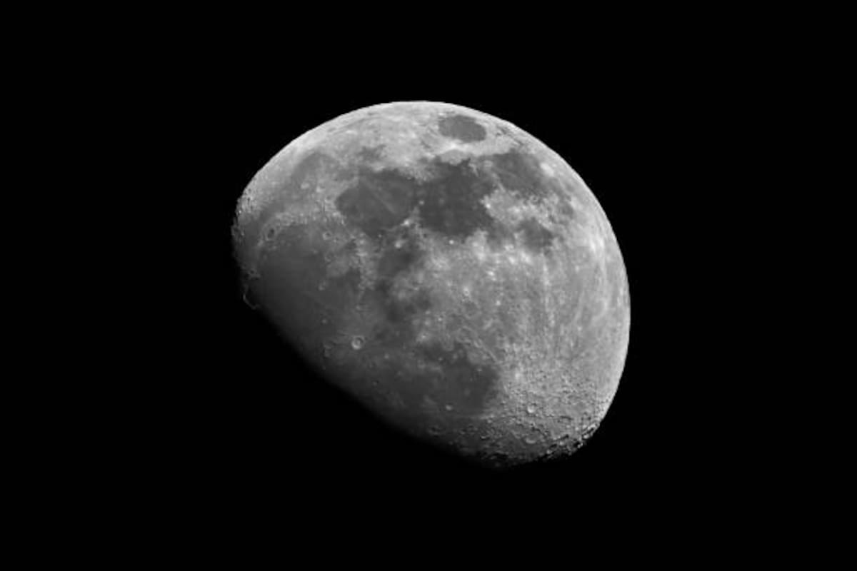La NASA descubre en la Luna el mayor cráter recién formado del sistema solar.