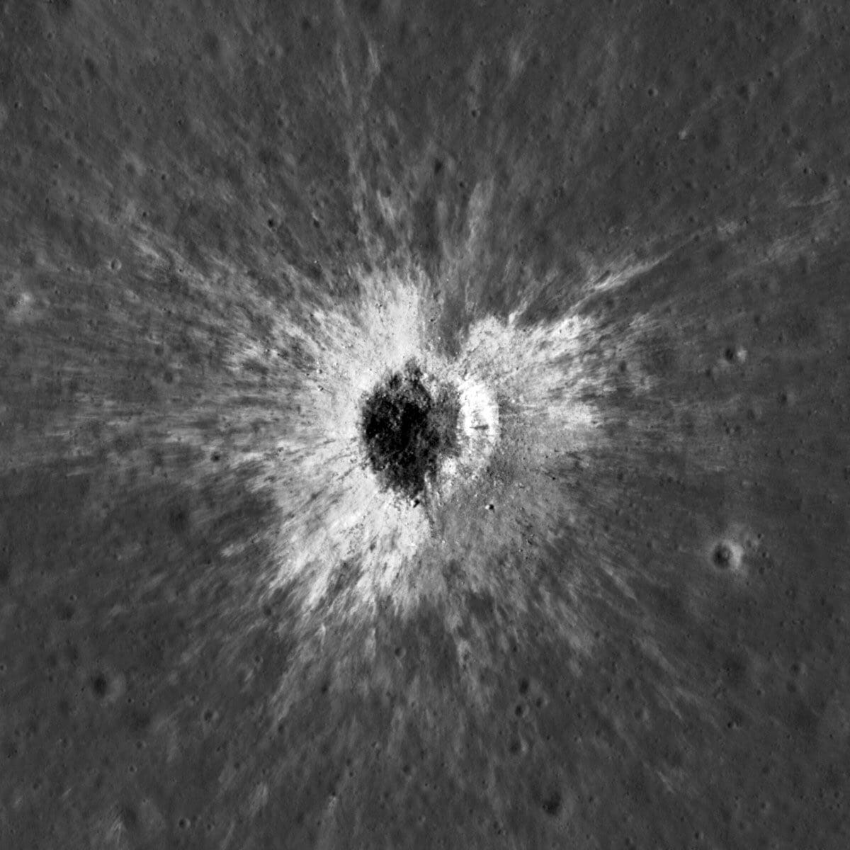 La NASA detectó en la cara visible de la Luna el cráter “McGetchin”, de 222 m de ancho y 43 m de profundidad.
