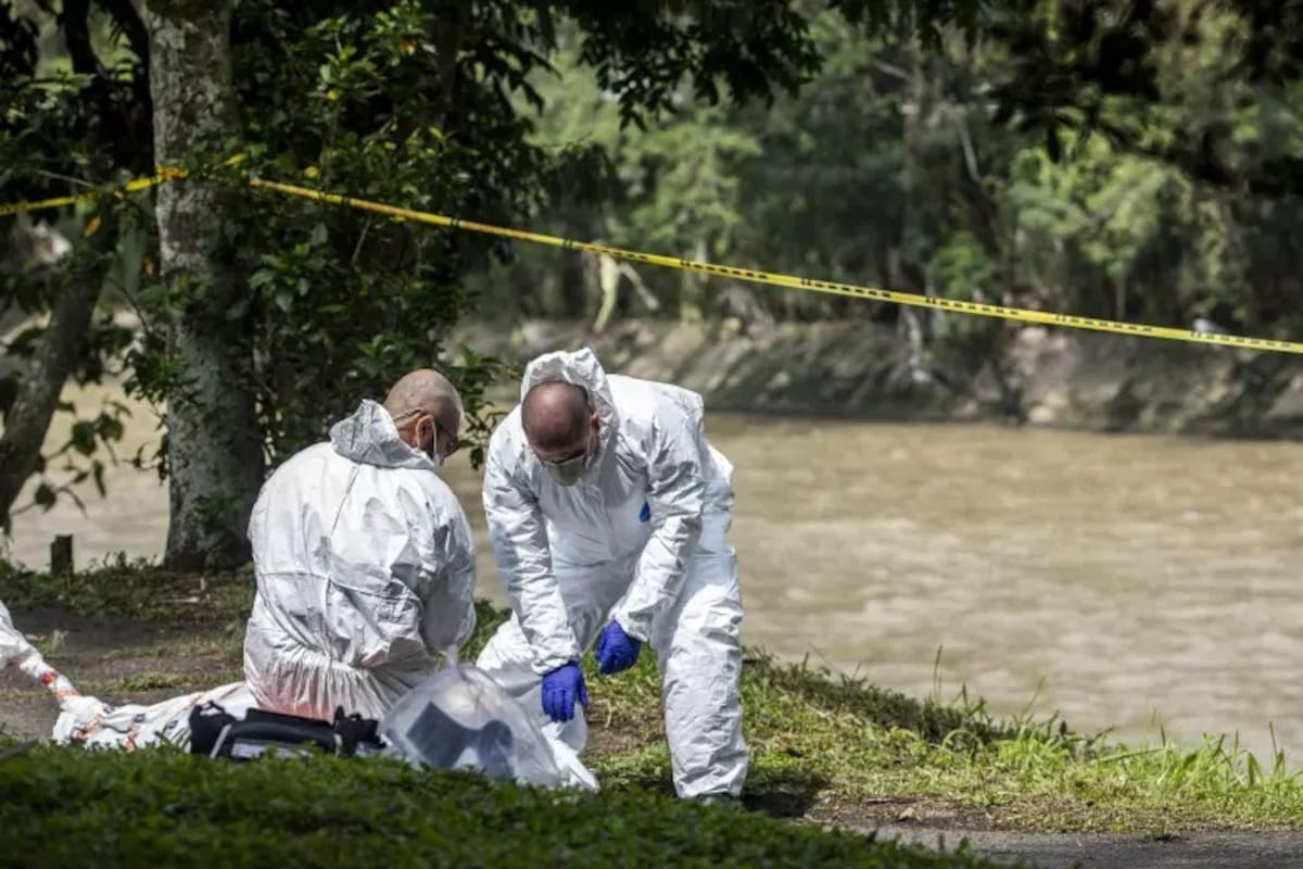 Macabro hallazgo: encuentran un cadáver amarrado en el río Medellín a la altura de la estación Acevedo/ Esta foto es de la autoría de: Camilo Suárez Echeverry y tomada de el medio El Colombiano