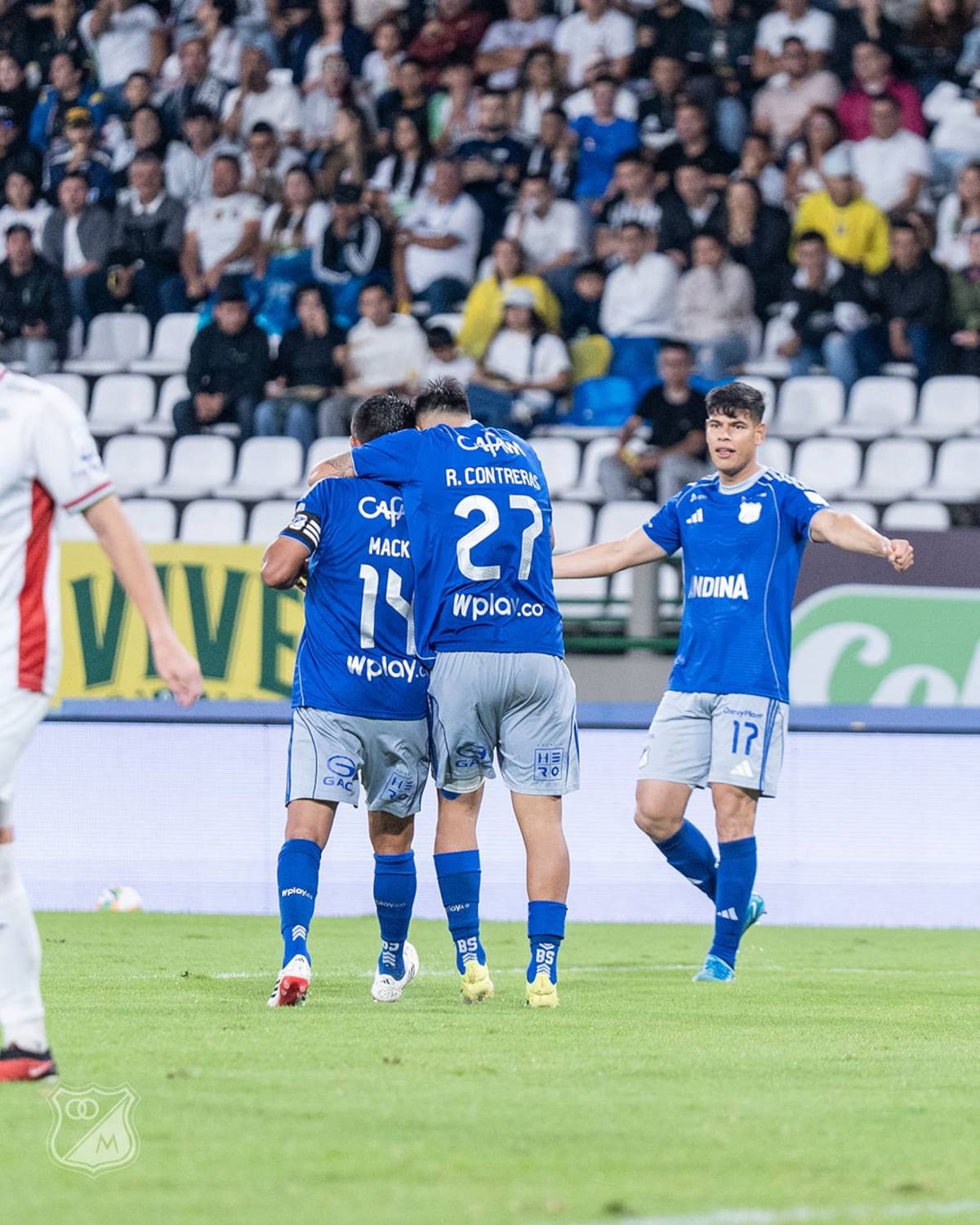 Mackalister Silva se mostró muy incómodo durante el partido que Millonarios venció 4-1 a Once Caldas, principalmente por la situación médica que vivía Santiago Castrillón, juvenil del club azul. Foto: Millonarios.