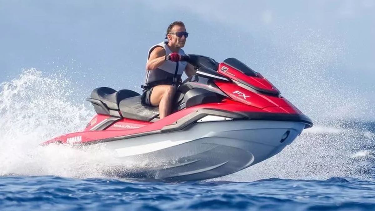 Polémica en Francia por una imagen del presidente Macron en moto acuática.