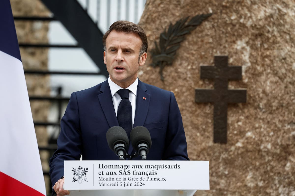 El presidente de Francia, Emmanuel Macron, rinde homenaje en la localidad francesa de Plumelec a los soldados extranjeros y a los resistentes franceses que lucharon contra la ocupación nazi, en el marco de las conmemoraciones del 80 aniversario del Desembarco de Normandía. EFE/EPA/Benoit Tessier