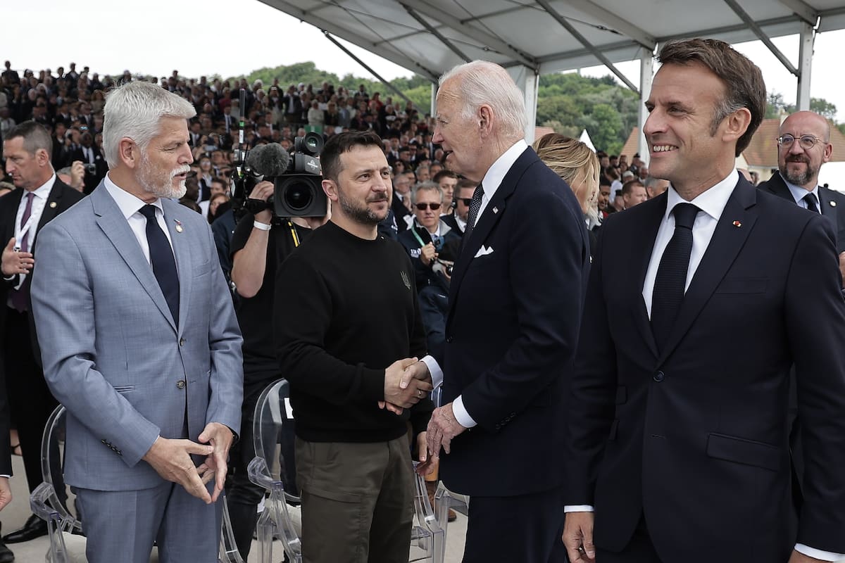 Los presidentes de Francia, Emmanuel Macron (D), EE.UU, Joe Biden (2-D), Ucrania, Volodymyr Zelensky (2-I) and República Checa, Petr Pavel (I), en la ceremonia conmemorativa del 80º aniversario del desembarco de Normandía, este jueves en Francia. EFE/EPA/CHRISTOPHE PETIT TESSON