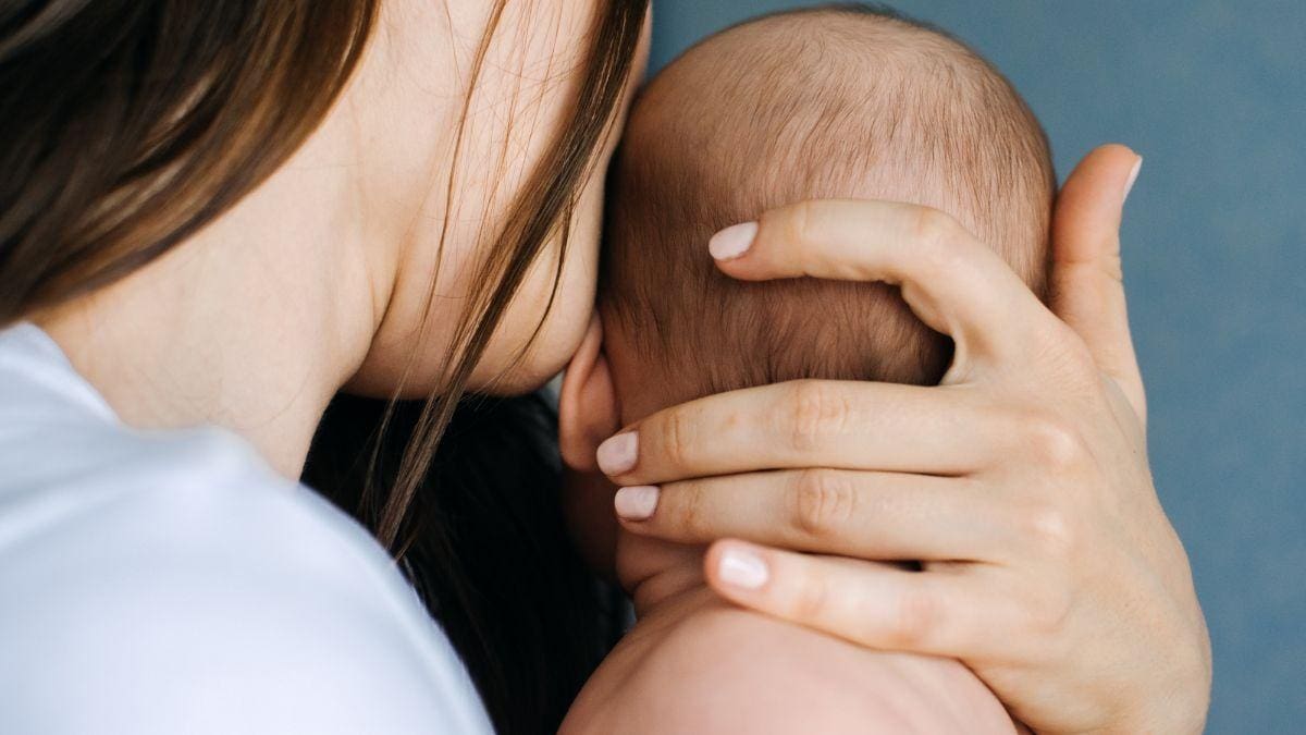 Una mujer con su bebé.