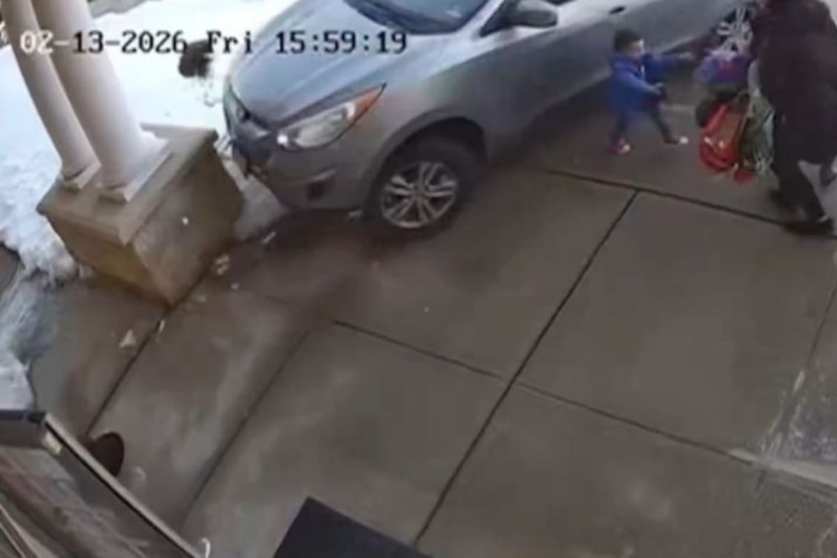 Imprudencia al volante: Una mujer termina estrellándose contra la fachada de un jardín infantil en Estados Unidos y atropella a madres y dos niños.