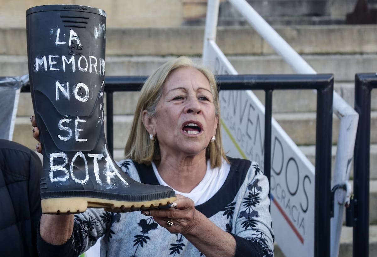 Frente al Congreso de la República, las madres de Soacha colectivo MAFAPO, realizan una muestra artística en honor y memoria a las víctimas de los asesinatos extrajudiciales conocidos como falsos positivos, además expresan su rechazo a los actos ocurridos recientemente por el representante a la cámara Miguel Polo Polo. (Colprensa - Catalina Olaya).
