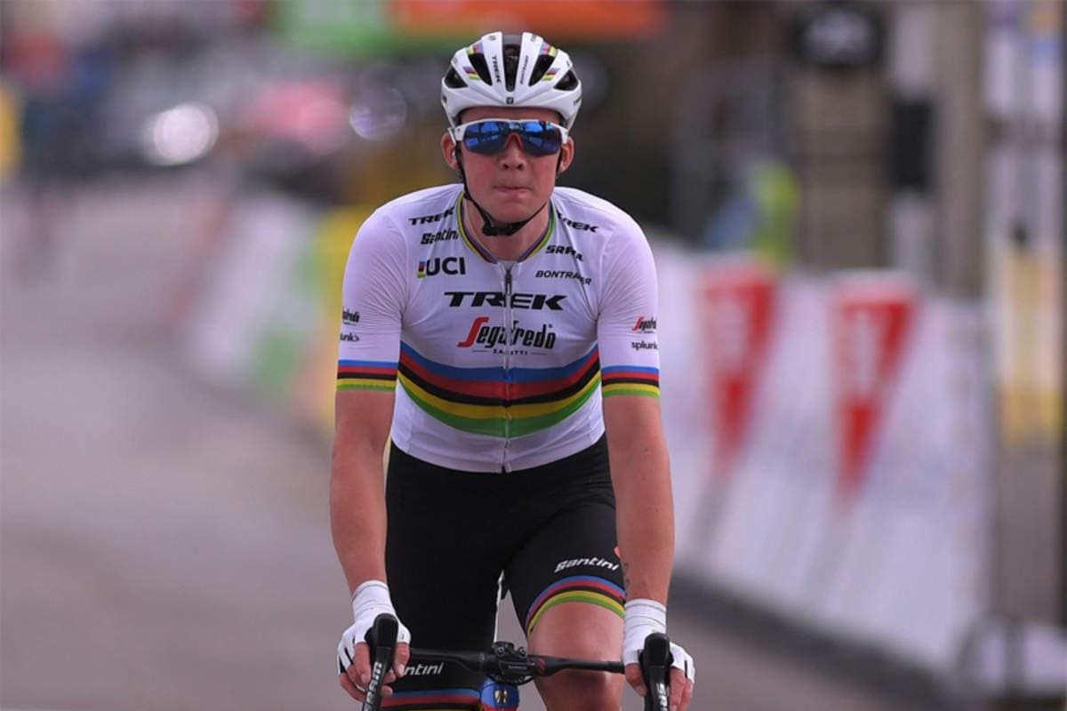 Mads Pederse, el pedalista danés, vigente campeón del mundo en la modalidad de ruta, podría seguir una temporada más vistiendo la camiseta arcoíris, tras la cancelación de los Mundiales de 2020, claro que la UCI anunció que buscará una nueva sede para realizar el certamen este año. (Archivo / VANGUARDIA)