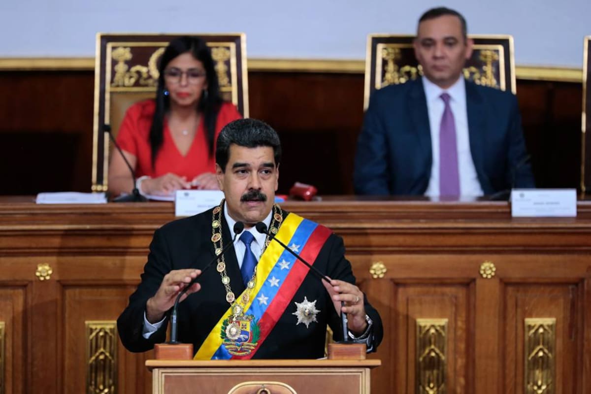 CAR01. CARACAS (VENEZUELA), 07/09/17.- Fotografía cedida por prensa del Palacio de Miraflores, del presidente Nicolás Maduro (c) habla junto a la presidenta de la Asamblea Nacional Constituyente Delcy Rodríguez (i) y el presidente del Tribunal Supremo de Justicia (TSJ) Maikel Moreno (d) hoy, jueves 7 de septiembre de 2017, durante una sesión de la Asamblea Nacional Constituyente, en Caracas (Venezuela). Maduro, anunció hoy la apertura, a partir de este viernes, de un proceso para establecer, con "un nuevo sistema", los precios máximos de venta al público en el país de 50 productos. EFE/PRENSA MIRAFLORES/SOLO USO EDITORIAL