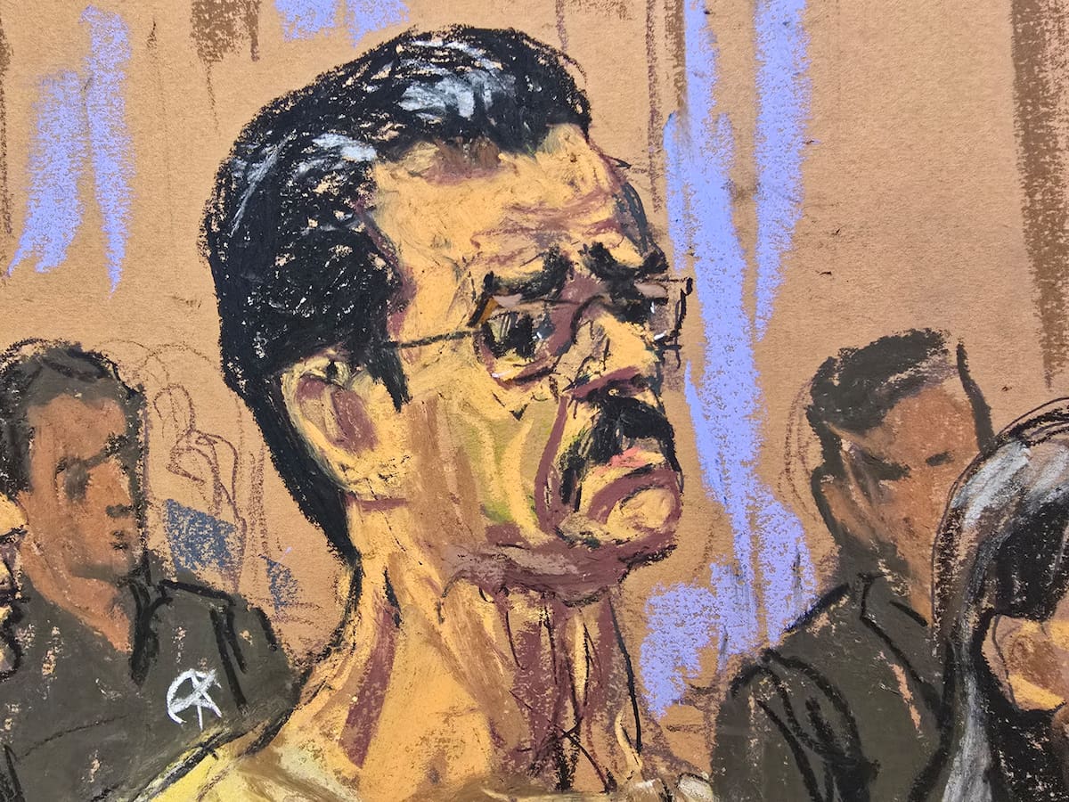 Fotografía de un dibujo realizado por la artista Jane Rosenberg que muestra al presidente depuesto de Venezuela, Nicolás Maduro, compareciendo ante un juez en una audiencia de seguimiento del proceso por cargos de narcoterrorismo y narcotráfico, este miércoles en Nueva York (Estados Unidos). EFE/ Jane Rosenberg