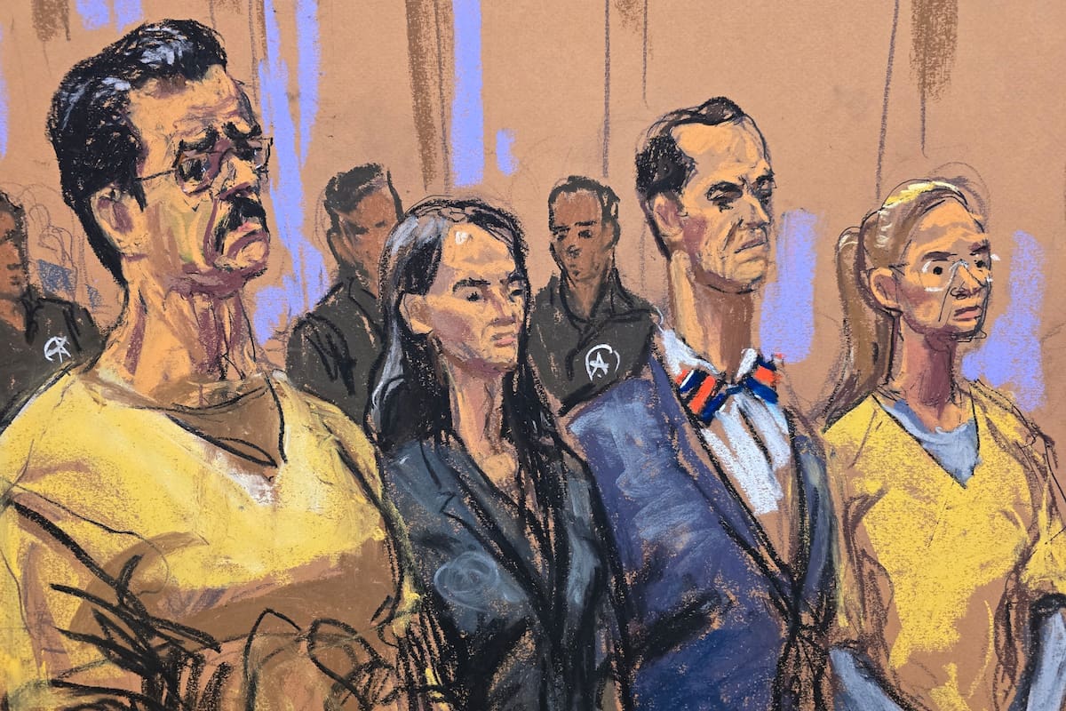 Fotografía de un dibujo realizado por la artista Jane Rosenberg que muestra al presidente depuesto de Venezuela, Nicolás Maduro (i); su esposa, Cilia Flores (d), y los abogados defensores Anna Estevao (2i) y Mark Donnelly (2d), durante una audiencia de seguimiento del proceso por cargos de narcoterrorismo y narcotráfico, este miércoles en Nueva York (Estados Unidos). EFE/ Jane Rosenberg