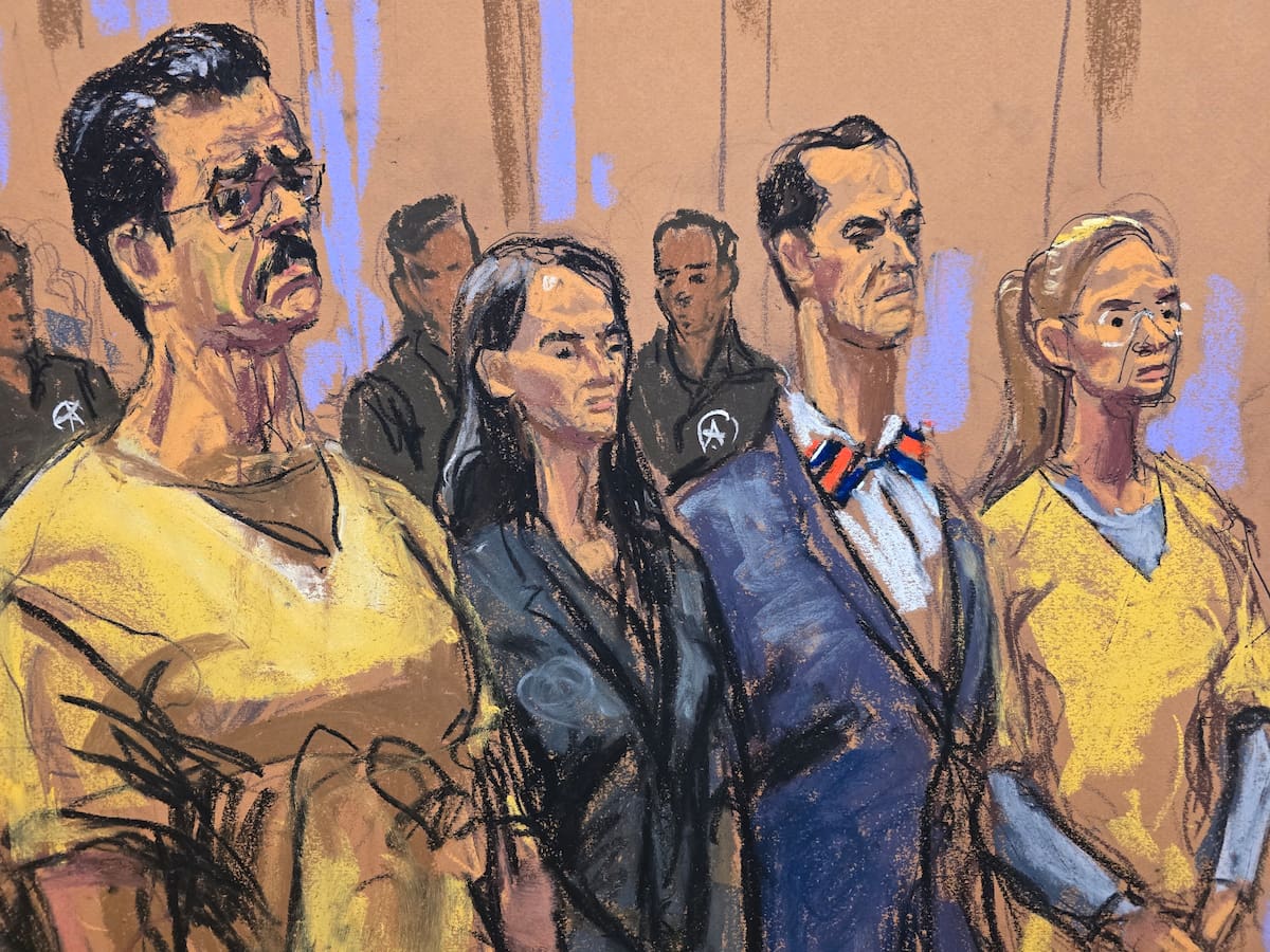 Fotografía de un dibujo realizado por la artista Jane Rosenberg que muestra al presidente depuesto de Venezuela, Nicolás Maduro (i); su esposa, Cilia Flores (d), y los abogados defensores Anna Estevao (2i) y Mark Donnelly (2d), durante una audiencia de seguimiento del proceso por cargos de narcoterrorismo y narcotráfico, este miércoles en Nueva York (Estados Unidos). EFE/ Jane Rosenberg