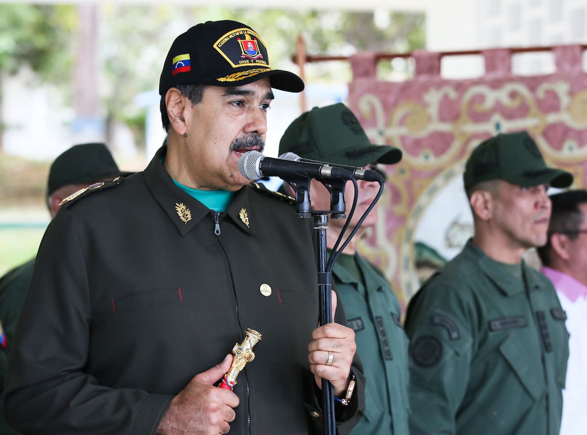 Fotografía cedida por Prensa Miraflores que muestra al presidente de Venezuela, Nicolás Maduro, hablando durante un acto de fin de año de la Fuerza Armada Nacional Bolivariana (FANB) este domingo, en Caracas (Venezuela). Maduro afirmó que en 2025 triunfó lo que llamó "la lealtad suprema" de la Fuerza Armada Nacional Bolivariana (FANB), tras varios meses de tensiones por el despliegue militar que EE.UU. mantiene desde agosto en el Caribe y que el líder chavista denuncia como una "amenaza". EFE/ Wendys Olivo/ Prensa Miraflores /SOLO USO EDITORIAL/ NO VENTAS/ SOLO DISPONIBLE PARA ILUSTRAR LA NOTICIA QUE ACOMPAÑA (CRÉDITO OBLIGATORIO)