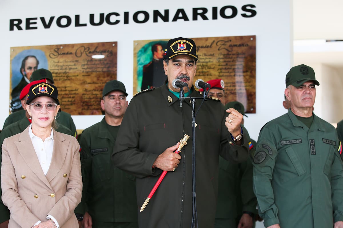 AME877. CARACAS (VENEZUELA), 28/12/2025.- Fotografía cedida por Prensa Miraflores que muestra al presidente de Venezuela, Nicolás Maduro (c), hablando durante un acto de fin de año de la Fuerza Armada Nacional Bolivariana (FANB) este domingo, en Caracas (Venezuela). Maduro afirmó que en 2025 triunfó lo que llamó "la lealtad suprema" de la Fuerza Armada Nacional Bolivariana (FANB), tras varios meses de tensiones por el despliegue militar que EE.UU. mantiene desde agosto en el Caribe y que el líder chavista denuncia como una "amenaza". EFE/ Wendys Olivo/ Prensa Miraflores /SOLO USO EDITORIAL/ NO VENTAS/ SOLO DISPONIBLE PARA ILUSTRAR LA NOTICIA QUE ACOMPAÑA (CRÉDITO OBLIGATORIO)