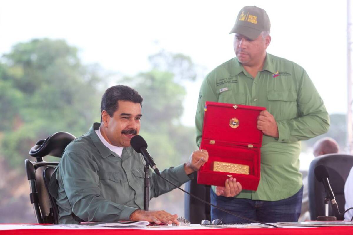 CAR12- BOLIVAR (VENEZUELA), 5/12/2017 - Fotografía cedida por prensa de Miraflores donde se observa al mandatario venezolano, Nicolás Maduro (i), quien muestra un lingote de oro, durante un acto de Gobierno hoy, martes 5 de diciembre del 2017, en Bolívar (Venezuela). El presidente de Venezuela, Nicolás Maduro, insistió hoy en que la criptomoneda que según anunció el domingo lanzará su Gobierno próximamente tendrá como soporte las "reservas certificadas" de petróleo, oro y diamantes del país caribeño. EFE/PRENSA MIRAFLORES/ NO VENTAS/ SOLO USO EDITORIAL