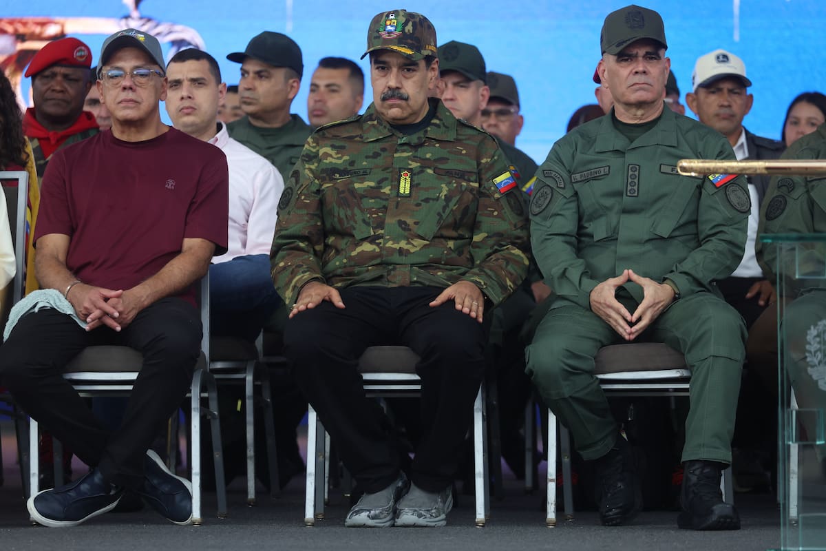 El presidente de Venezuela, Nicolás Maduro (c), el presidente de la Asamblea Nacional (AN) Jorge Rodríguez (i) y el ministro de Defensa Vladimir Padrino López asisten a un acto este martes, en Caracas (Venezuela).