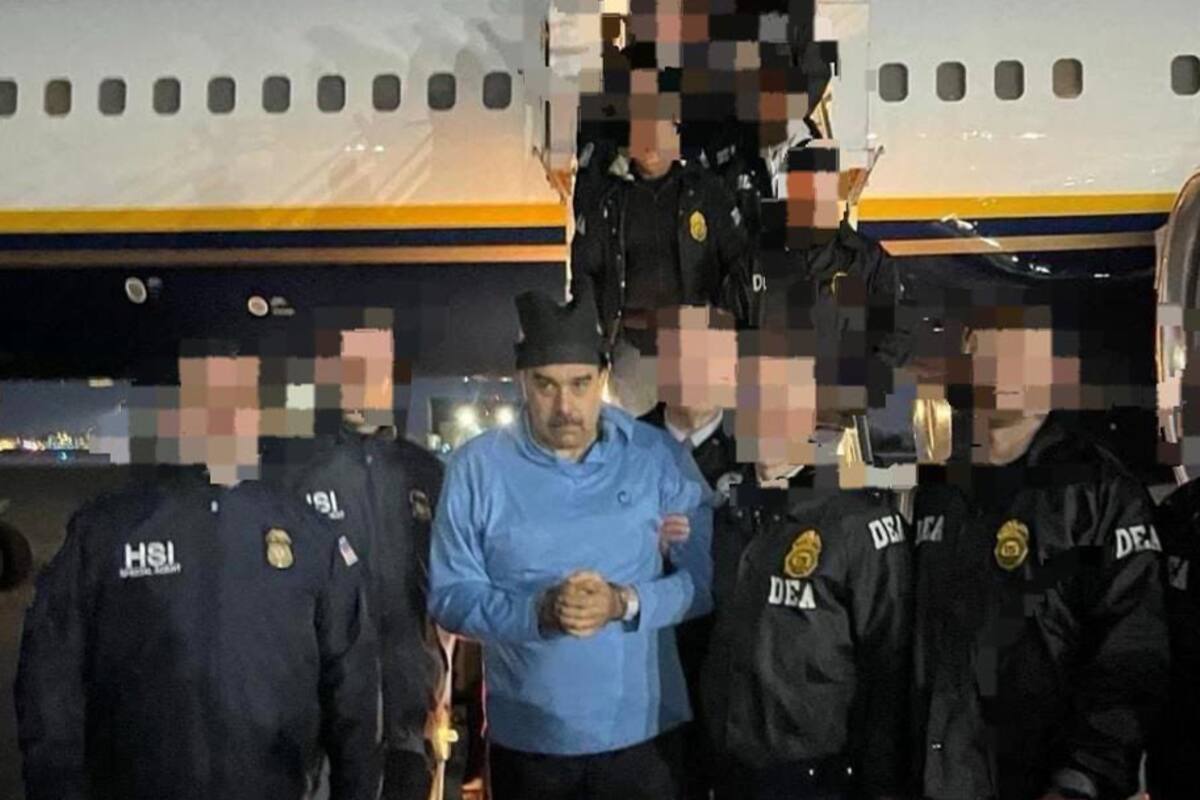 Fotografía que muestra al presidente de Venezuela, Nicolás Maduro (c), escoltado por agentes de la Administración para el Control de Drogas (DEA), luego de su captura, este 3 de enero de 2026, en Nueva York (Estados Unidos). EFE/ Rastreo de Redes