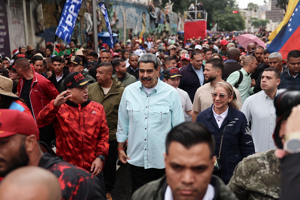 El presidente de Venezuela, Nicolás Maduro (c), la primera dama de Venezuela, Cilia Flores (d), y el ministro de Relaciones Interiores, Justicia y Paz de Venezuela, Diosdado Cabello, participan en una manifestación convocada por el Partido Socialista Unido de Venezuela (PSUV) este miércoles, en Caracas (Venezuela). EFE/ Miguel Gutiérrez