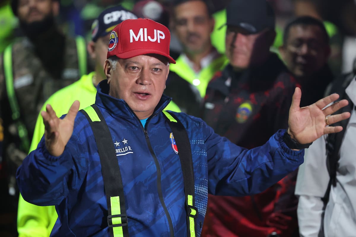 El ministro de interior y justicia, Diosdado Cabello (i), camina junto a Yorely Bernal (c), madre de Maikelys Espinoza, durante una manifestación este jueves, en el marco del Día Internacional del Trabajo, en Caracas (Venezuela). El presidente de Venezuela, Nicolás Maduro, responsabilizó a varios opositores, entre ellos María Corina Machado, de lo que pueda pasarle a la niña de dos años que -su Gobierno insiste- fue apartada de su madre antes de abordar un vuelo de repatriación en Estados Unidos. EFE/ Miguel Gutiérrez