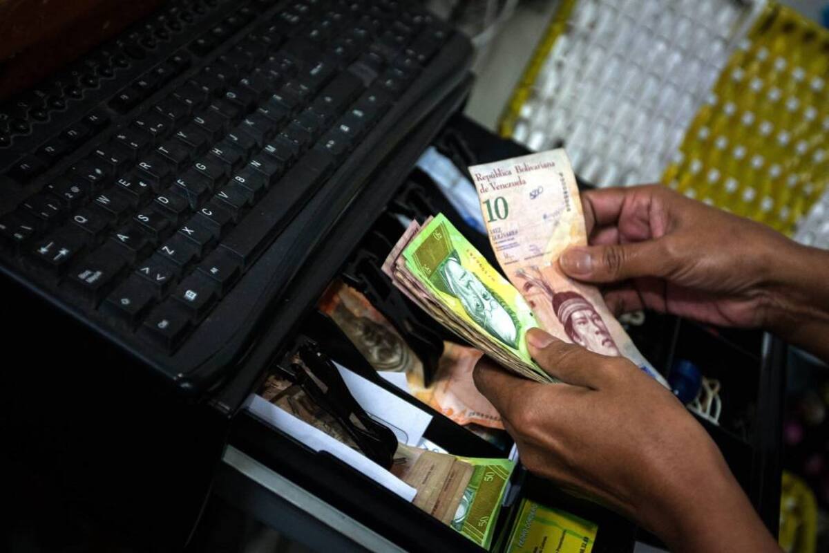 En Venezuela hay billetes de 2, 5, 10, 20, 50 y 100 bolívares. Con el billete de 100 se compra un caramelo, mientras se requieren 50 billetes de esa denominación para pagar una hamburguesa. (Foto: Archivo/VANGUARDIA.COM)