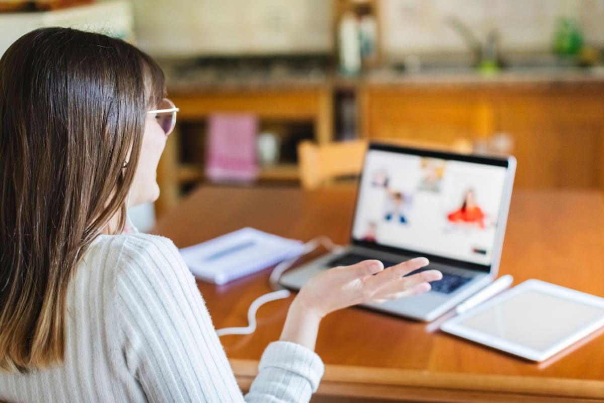 Profesores de colegios públicos, privados y quienes enseñan en sus comunidades podrán postularse a las 100 becas virtuales con universidades de México e Italia.