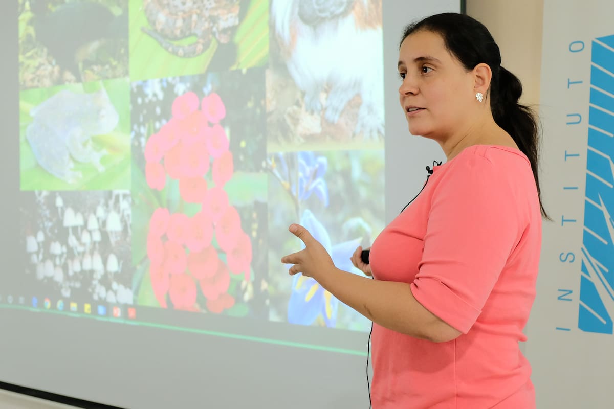 La científica reconoce en la franqueza, la perseverancia y la firmeza de carácter algunos de los rasgos que le ha dejado crecer en Bucaramanga. Con casi 16 años de trabajo en el Instituto Humboldt, ha convertido su pasión por la biología en una apuesta por la conservación de la naturaleza. Foto: Felipe Villegas, Instituto Humboldt.