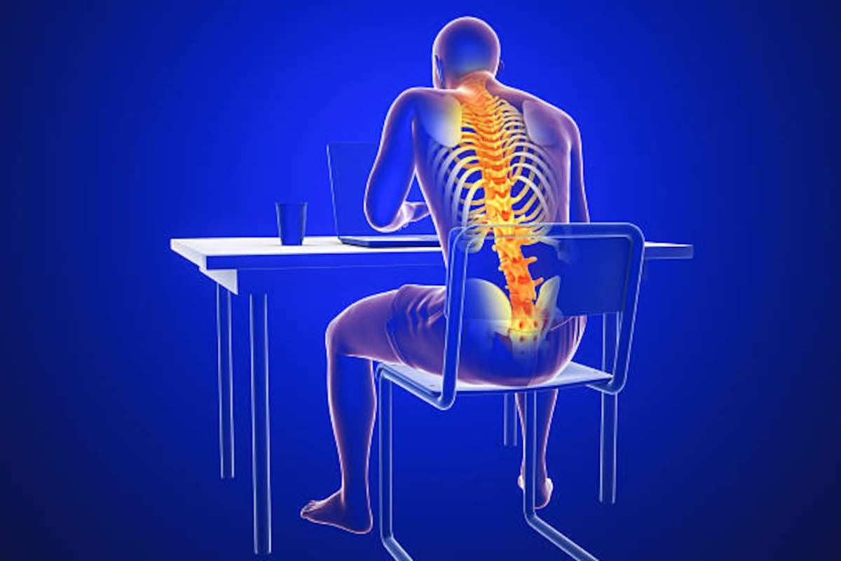 Mantener una postura inadecuada frente a una pantalla durante horas puede llevar a un desbalance muscular, en el que ciertos músculos se debilitan y otros se tensan de manera crónica.