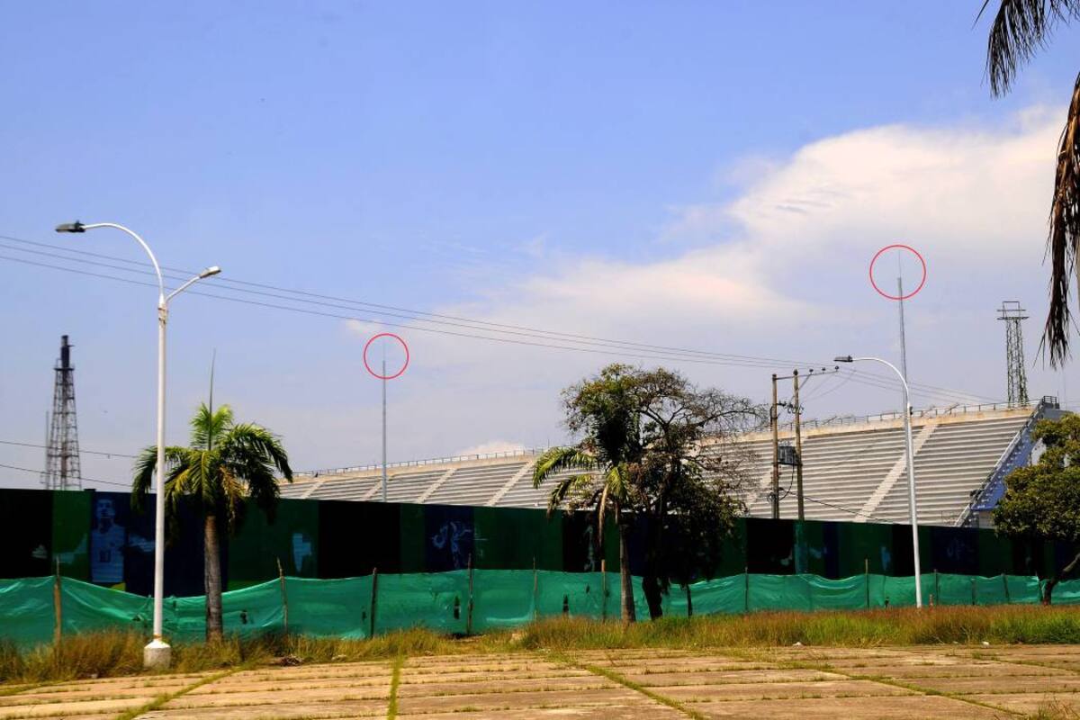 Seis gigantescos pararrayos fueron hincados por los constructores entre las tribunas y la cancha.Los postes se convierten en un obstáculo visual para los espectadores que quieran apreciar los encuentros de fútbol. (Foto: Edgar Pernett/VANGUARDIA LIBERAL)