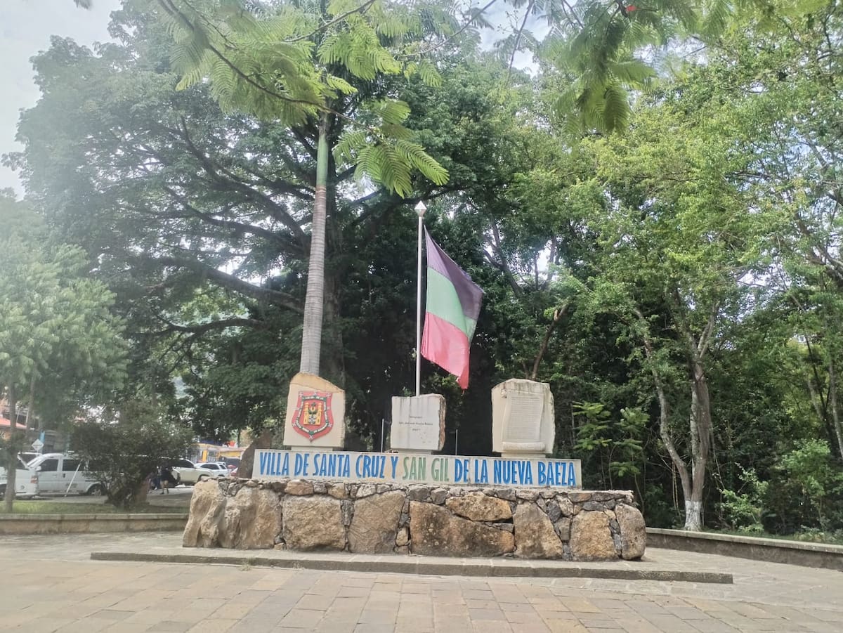 Una vieja y desgastada bandera de San Gil recibe a los turistas en el sector del maecón que fue remodelado entre 2022 y 2023.